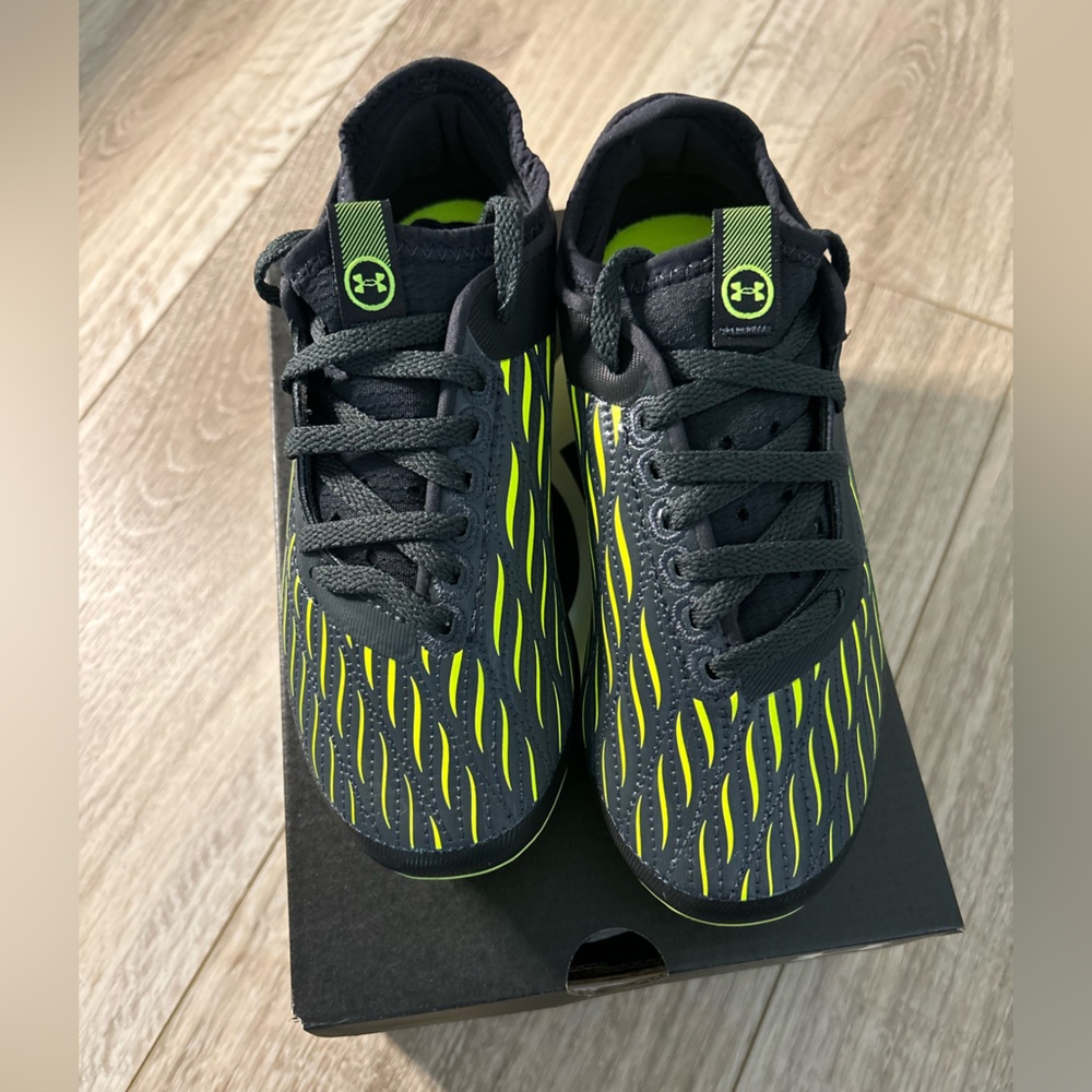 Under armour kids soccer cleats - Picture 4 of 5